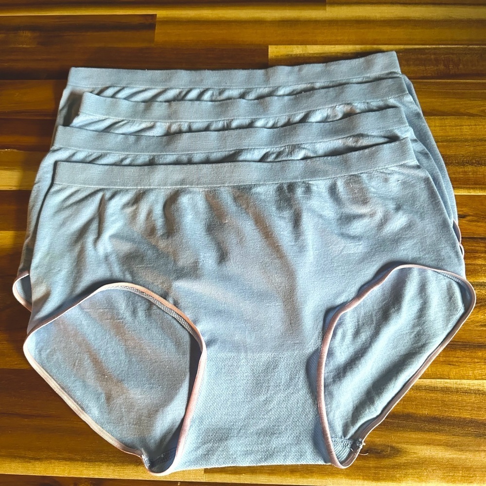 🛍️ Size 6 100% Nylon stretch a lot  light blue and pink. Never worn too  small.